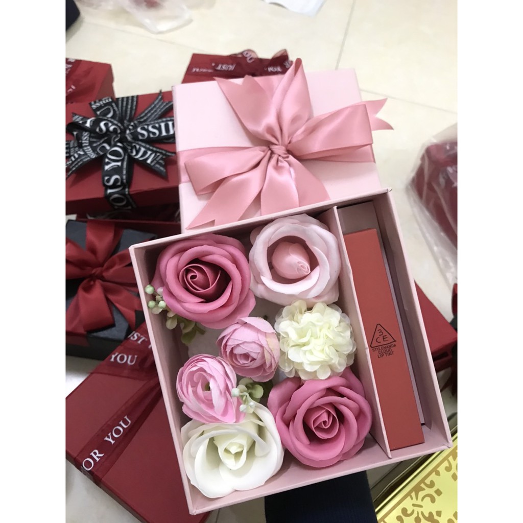 Hộp đựng son kem hoa hồng thơm y hình (vừa cây son dài tối đa 11,5cm)