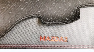 Thảm taplo da PU vân carbon Mazda 2 2015-2021