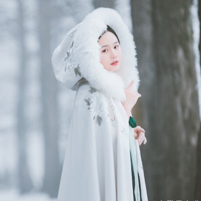 Áo choàng dài Hán phục hoa lan tường vi màu đỏ phối lông cừu trắng nặng tay ấm áp mùa đông cho nữ | BigBuy360 - bigbuy360.vn