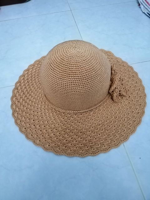 Nón handmade bằng sợi thô. Nón nhẹ, đội thoáng mát, có thể gấp gọn bỏ trong giỏ.