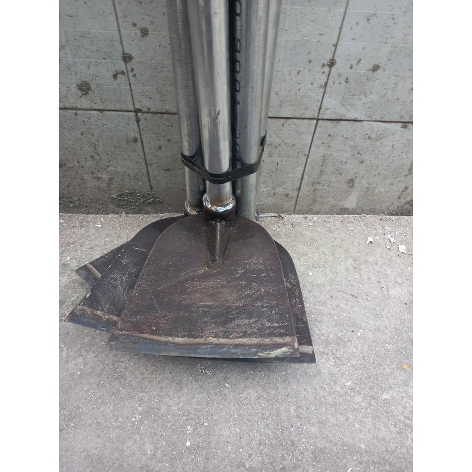 Cuốc đào đất làm vườn có cán dài 1,2 mét