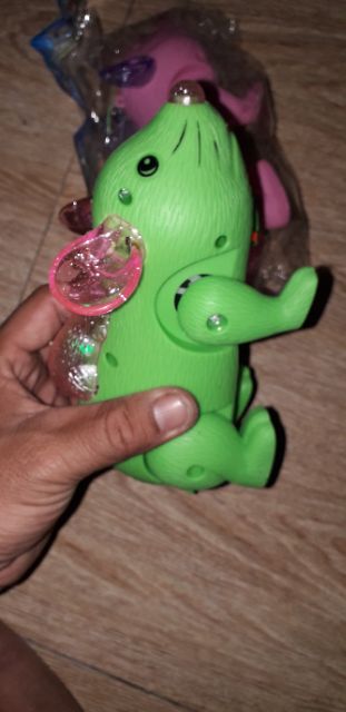 Chú chuột bằng nhựa có nhạc và đèn led rất đẹp tặng kèm pin