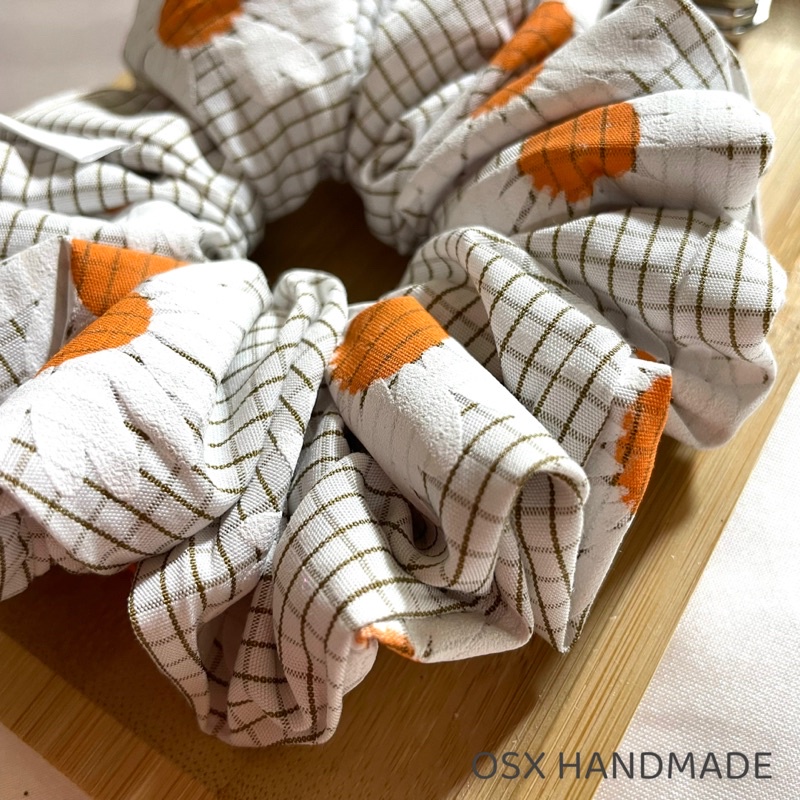 Dây cột tóc scrunchie caro hoa cúc trắng Handmade - OSX Handmade