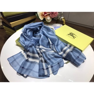Khăn lụa Burberry