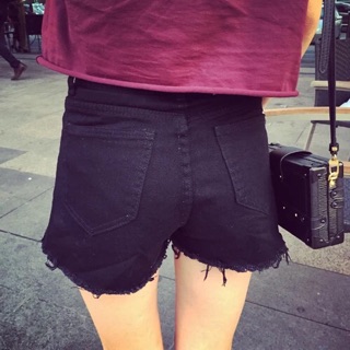Quần short rách cá tính