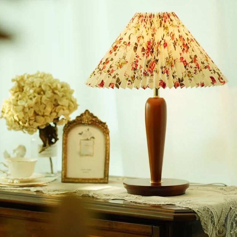 Đèn bàn xếp ly hoa nhí - trắng xanh phong cách vintage