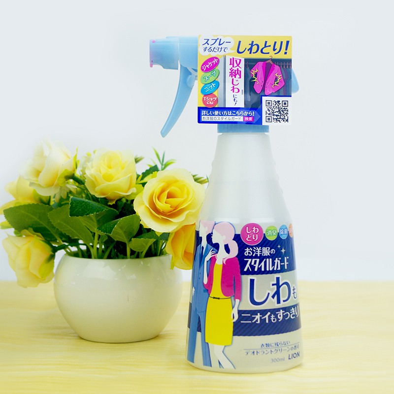 Chai xịt làm phẳng và làm thơm quần áo LION 300ml hàng Nhật nội địa