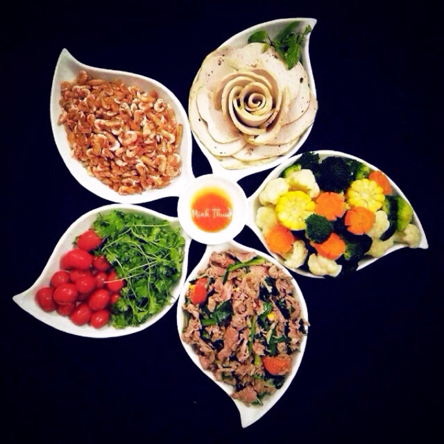 Đĩa bày thức ăn dáng lá