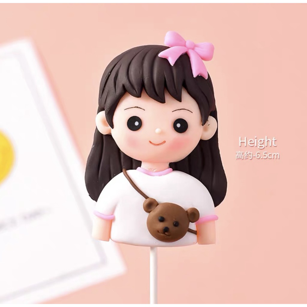 Tượng silicon cô bé áo trắng đeo túi chéo nâu,cậu bé áo trắng trái tim đỏ