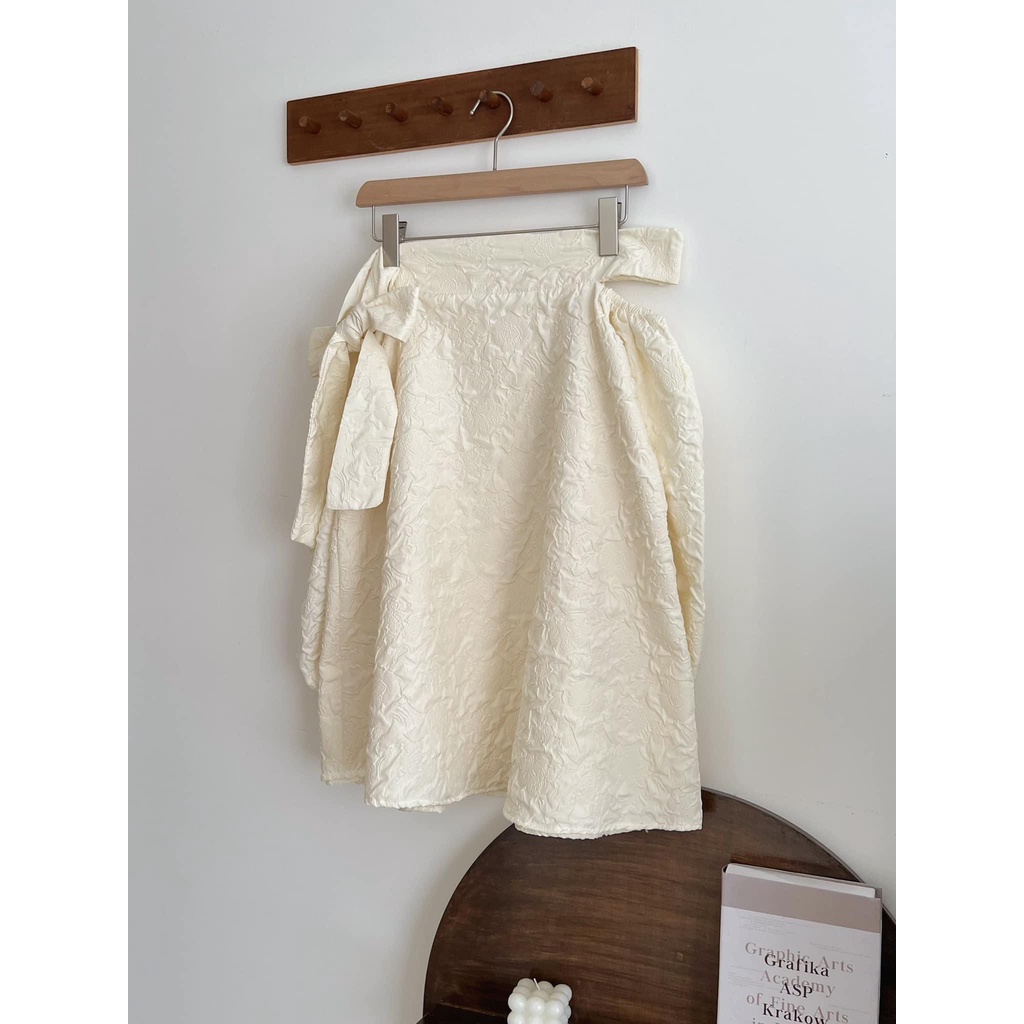 Váy GẤM trễ vai lệch thắt nơ tay bồng dáng A chuzme