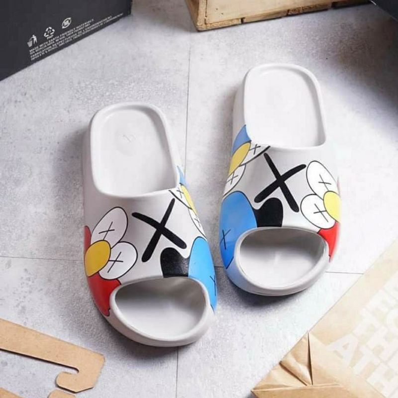 DÉP KAWS HỌA TIẾT CÓ LOGO - BAO XỊN