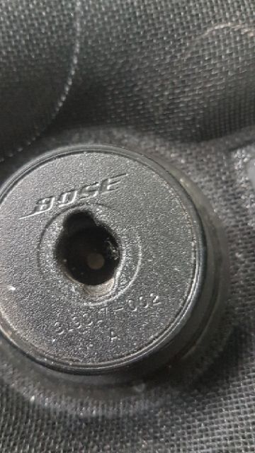 Loa sub bose cánh trước xe mazda