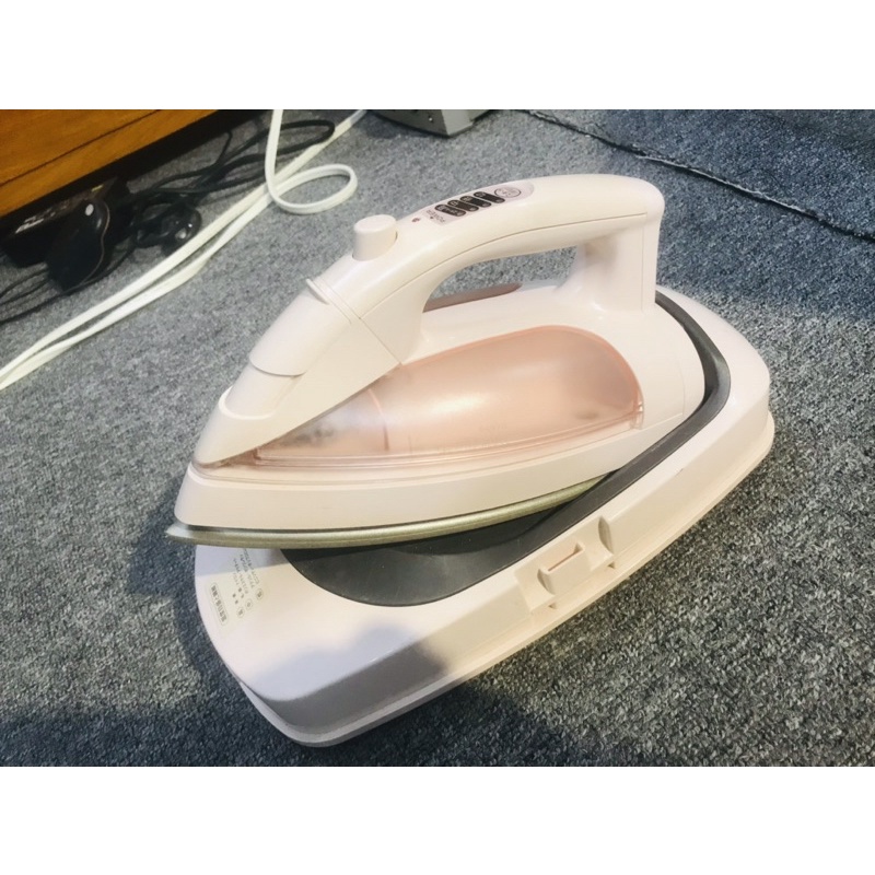 bàn là hơi nước không dây hàng secondhand Nhật. dùng điện 100v . dễ sử dụng. đã test ok.(chuyên gia dụng nhật bãi ....)