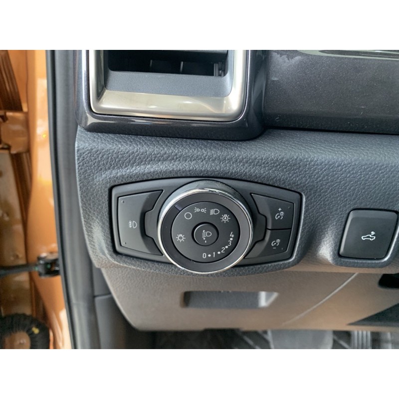 Công tắc chỉnh đèn pha Ford Ranger trên táp lô