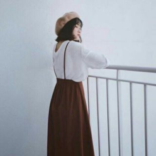 Áo voan và váy yếm dài. BH