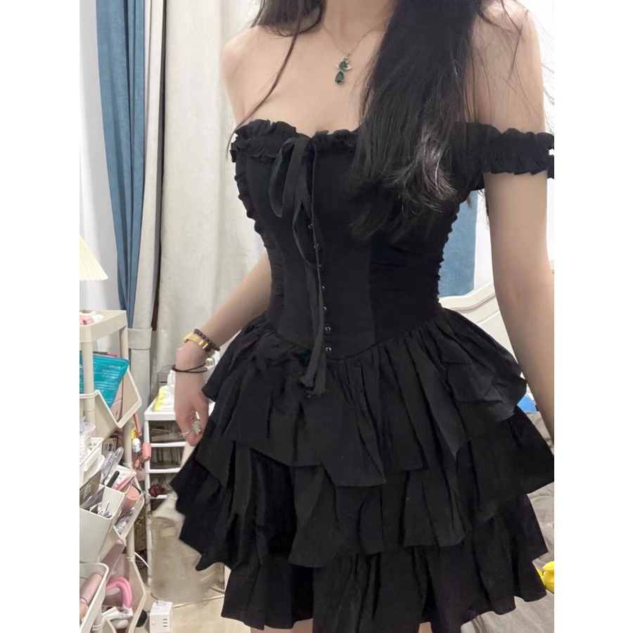 - Đầm đen trễ vai tầng xinh