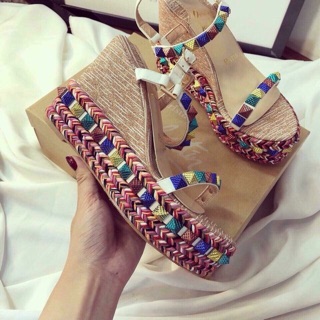 Giày Louboutin đế xuồng