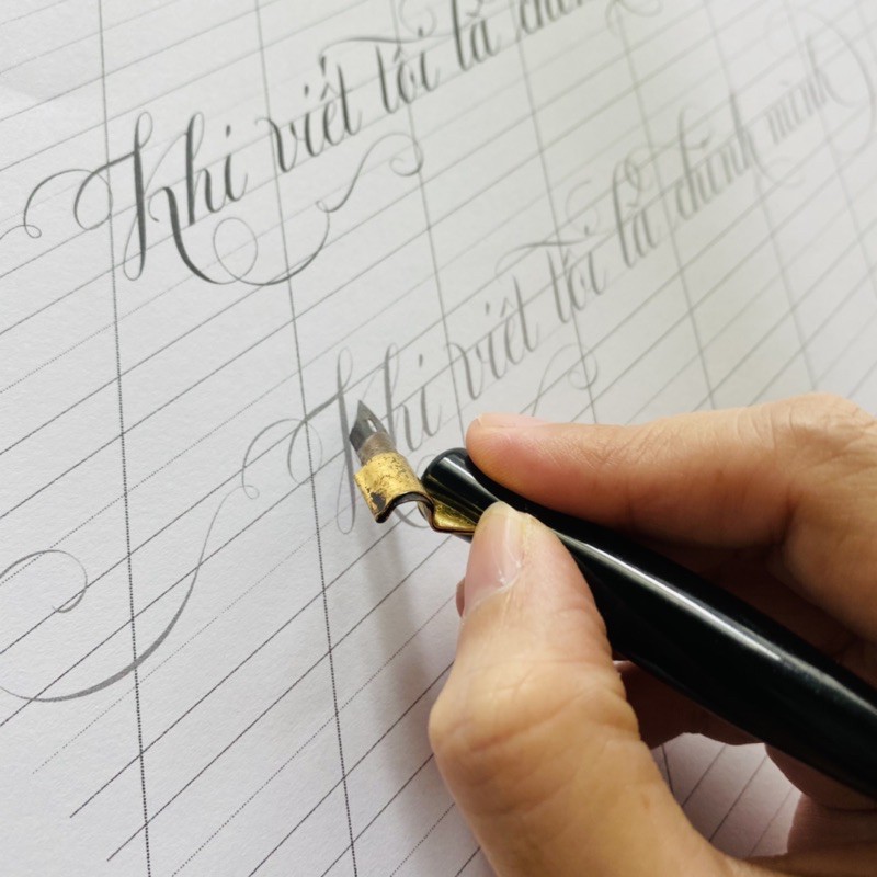 Workbook 4 tuần luyện tập Flourishing Calligraphy Và Chữ Hoa Sáng Tạo, Worksheet Tập Viết Calligraphy Có Lộ Trình