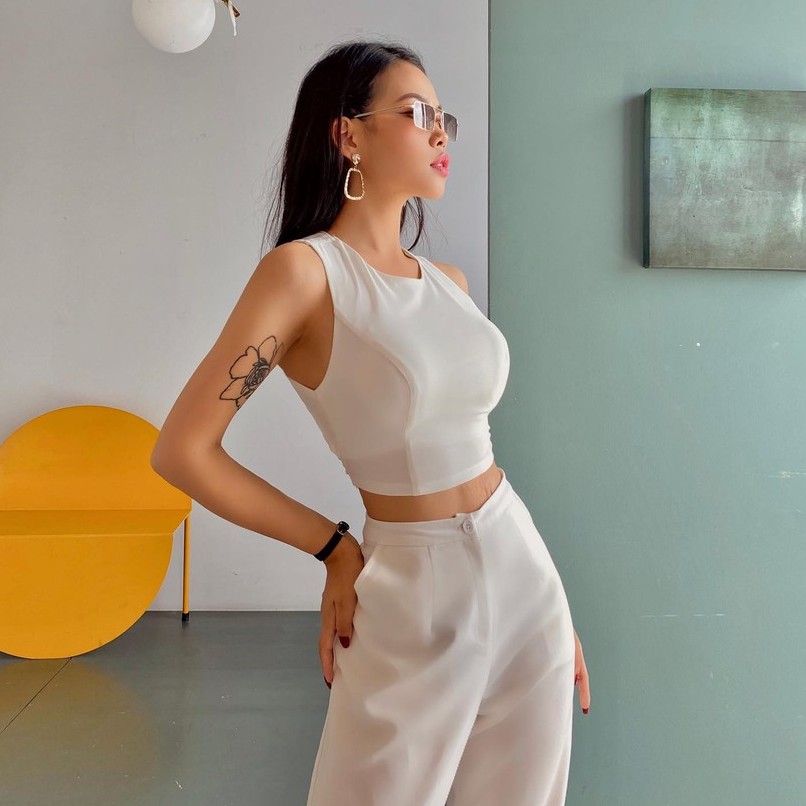Áo croptop chéo lưng, thắt nơ, cổ tròn, sát nách mang lại vẻ ngoài trẻ trung, năng động, cá tính
