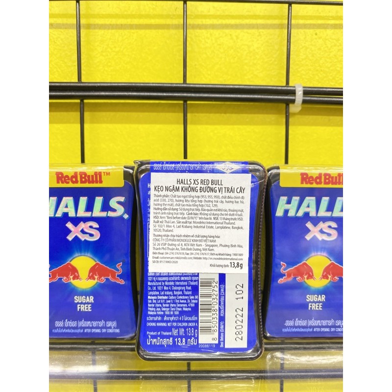 Kẹo ngậm HALLS XS REDBULL không đường vị trái cây hộp 13.8g