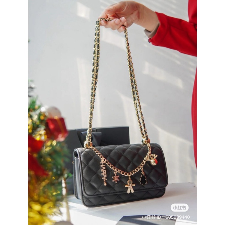 Túi đeo chéo dây xích kèm Charm cao cấp hàng hiệu fullbox hãng.