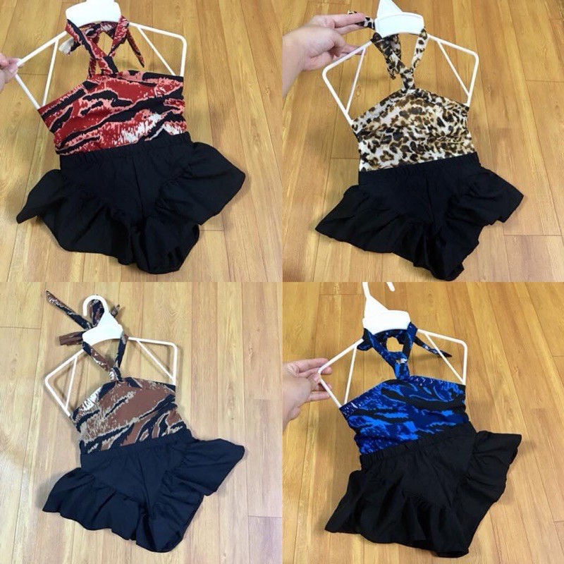 Set áo cổ yếm cột dây+ quần viền bèo giả váy bé gái