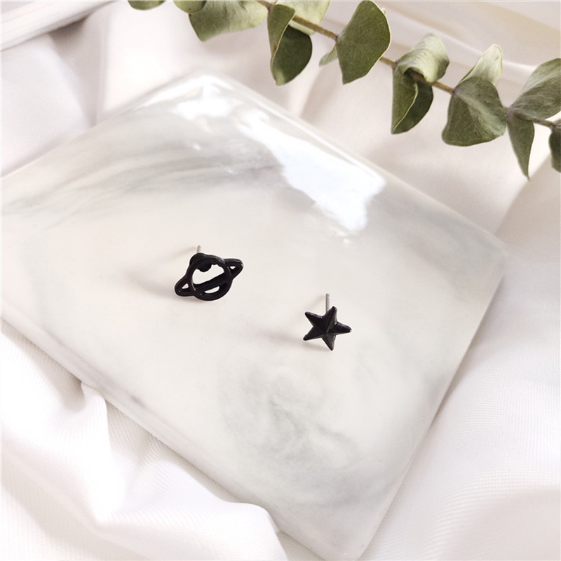 Đôi khuyên tai hình hành tinh đen đơn giản cá tính cho nữ