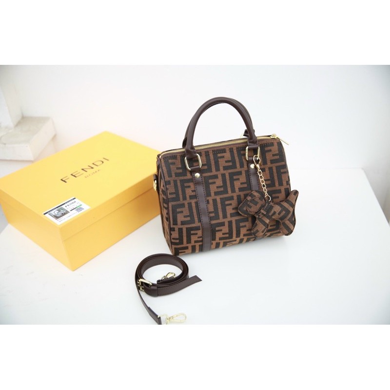 Túi Fendi trống kèm móc size 25 fullbillbox