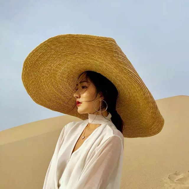 Mũ cói vành siêu rộng, siêu độc lạ