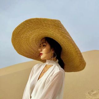 Mũ cói vành siêu rộng, siêu độc lạ