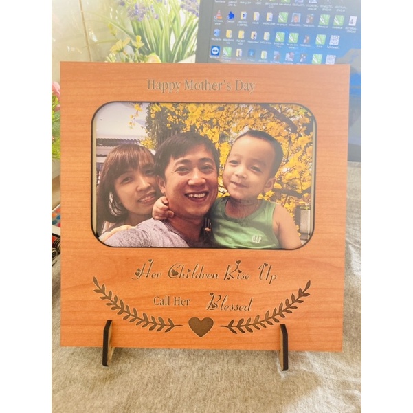 Khung ảnh để bàn, treo tường có khắc chữ hoa văn theo yêu cầu, phù hợp làm quà tặng người thân, gia đình bạn bè