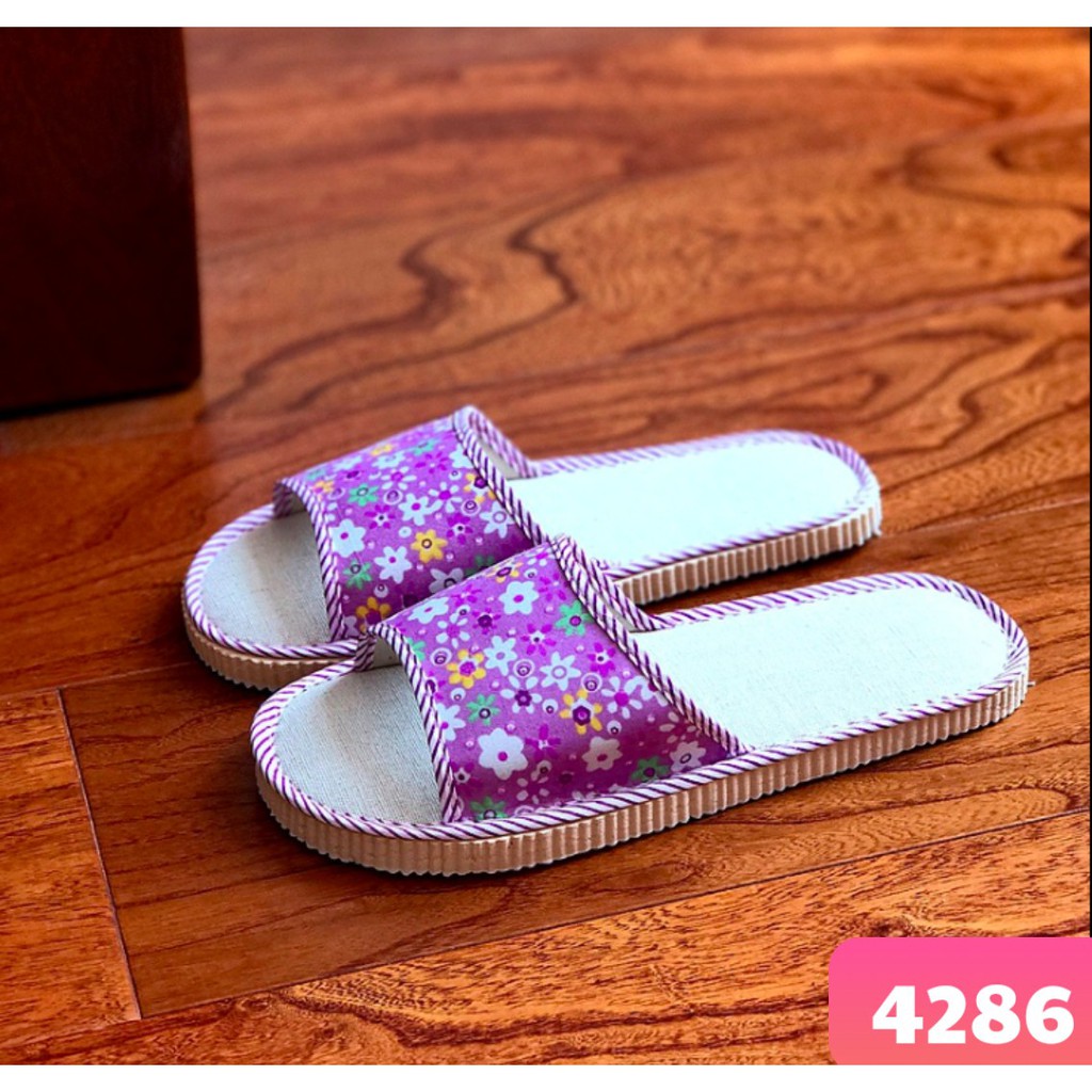 dép chiếu thời trang. giá 50k 1 đôi size nữ nha. thích hợp đi chơi, đi biển