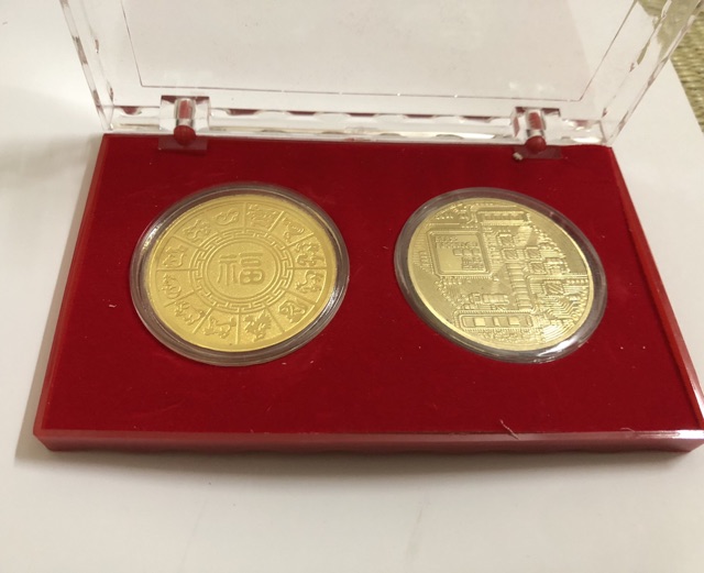 Hộp 2 đồng bitcoin lưu niệm