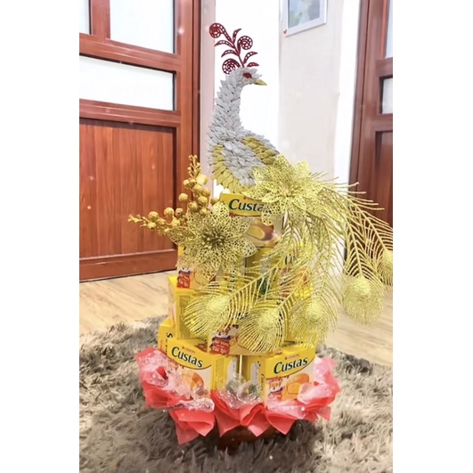 Lông công trang trí tháp bánh