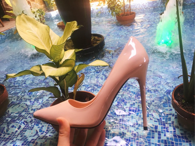 Cao gót nhọn đế đỏ màu nude da bóng 11-12p | BigBuy360 - bigbuy360.vn