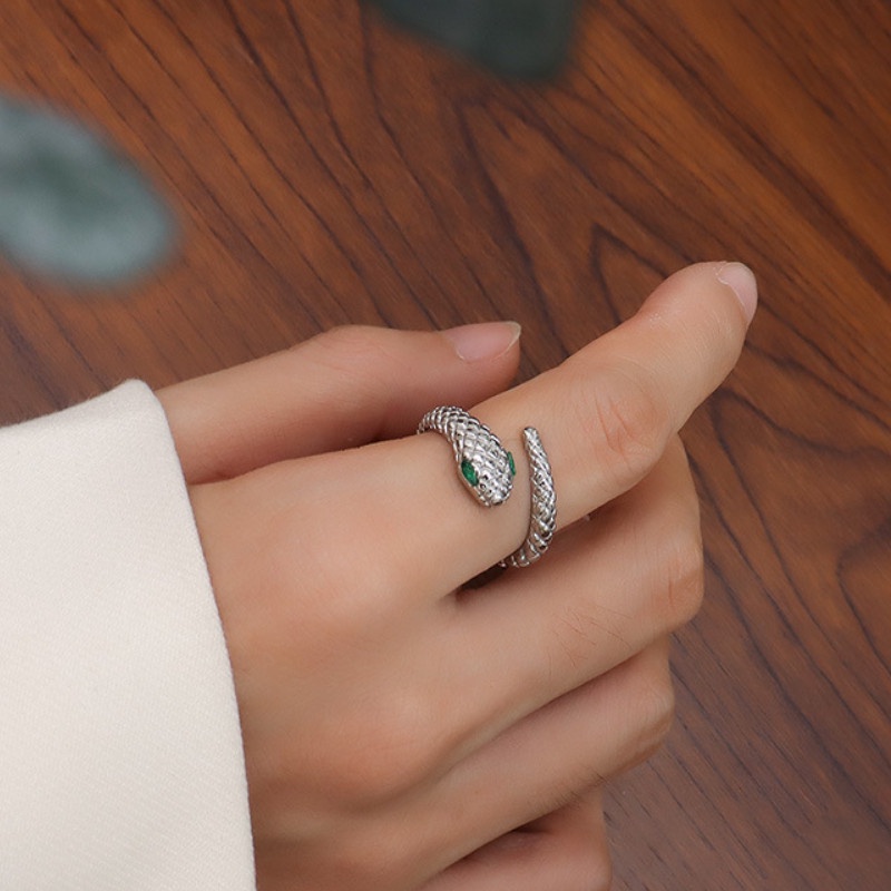 Nhẫn Rắn Mắt Xanh Titan Ko Đen TT 4300