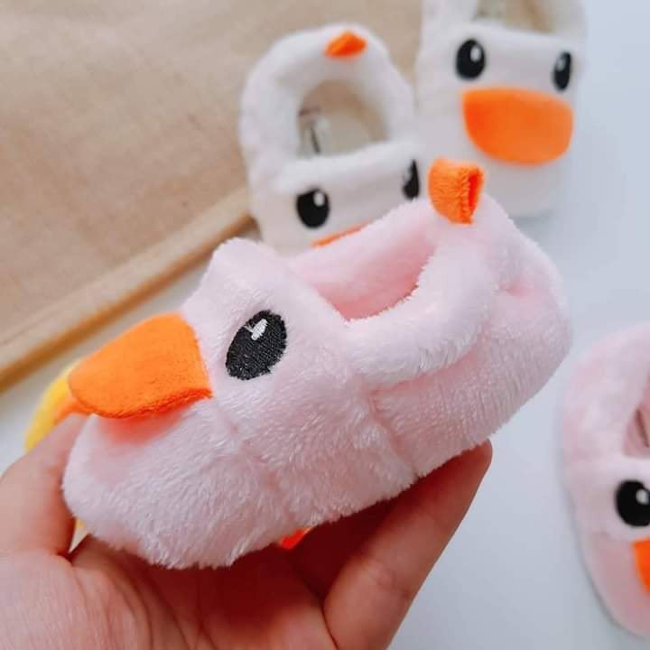Giày lông hình vịt ngộ nghĩnh giữ ấm chân bé