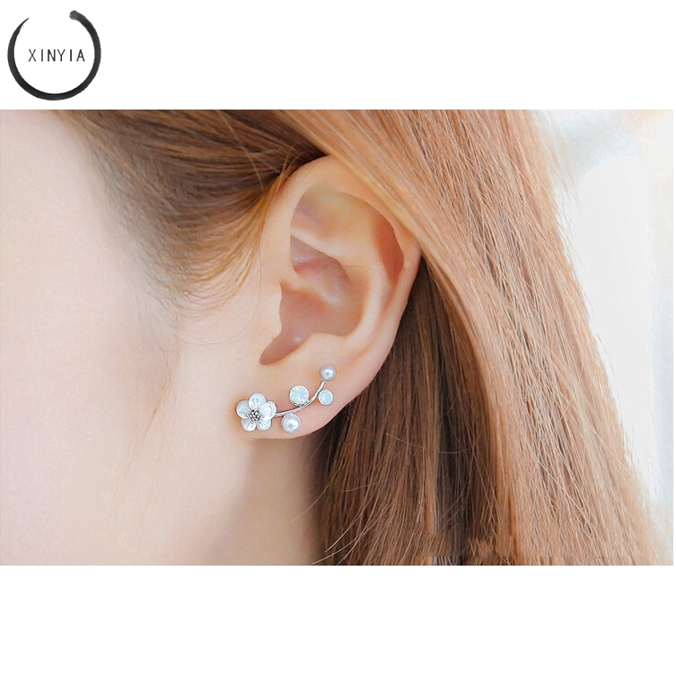 Khuyên tai đính ngọc trai và hoa thời trang Hàn Quốc