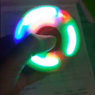 Con quay phát sáng xả stress spinner trên tay X148_T