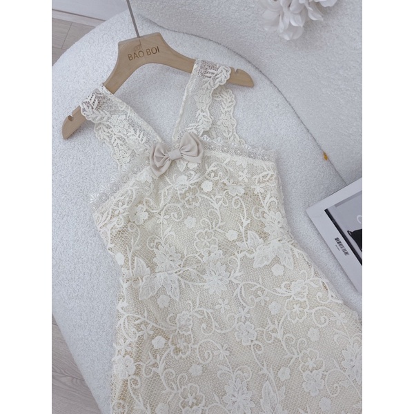 Váy ren hoa cổ yếm