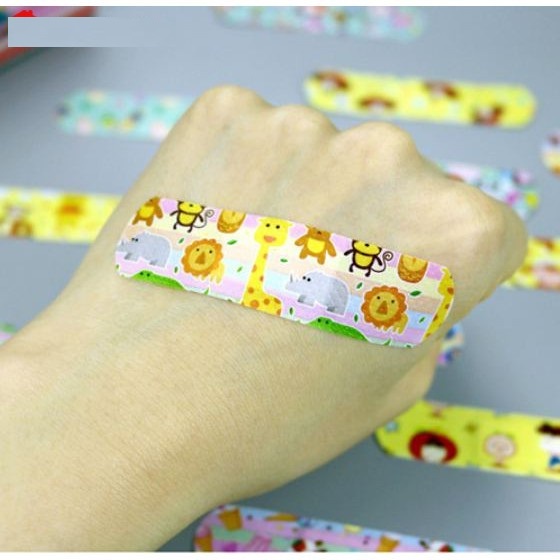 Hộp 120 miếng dán vết thương urgo hoạt hình, băng gâu cá nhân y tế sticker