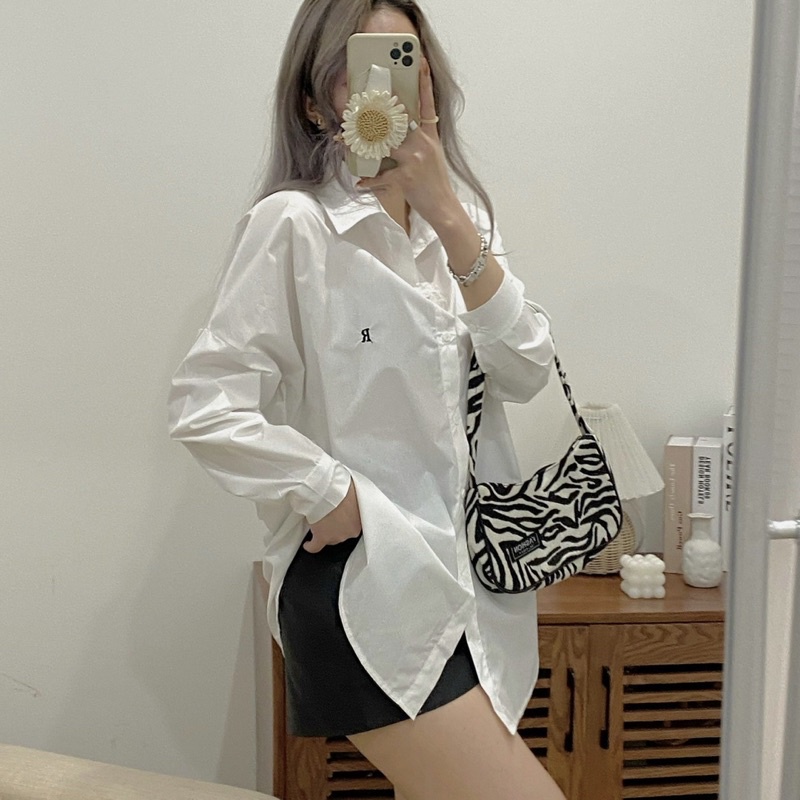 Áo sơ mi trắng thêu chữ dáng rộng/ áo sơ mi oversize