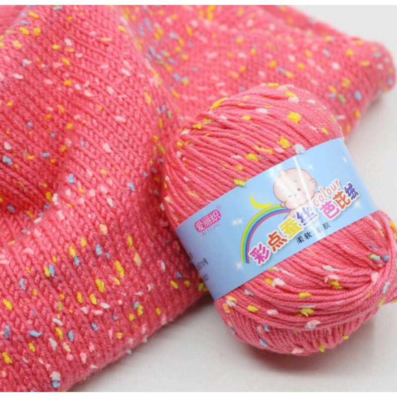 Cuộn len lụa nhiều màu sắc dùng để đan áo sweater/mũ