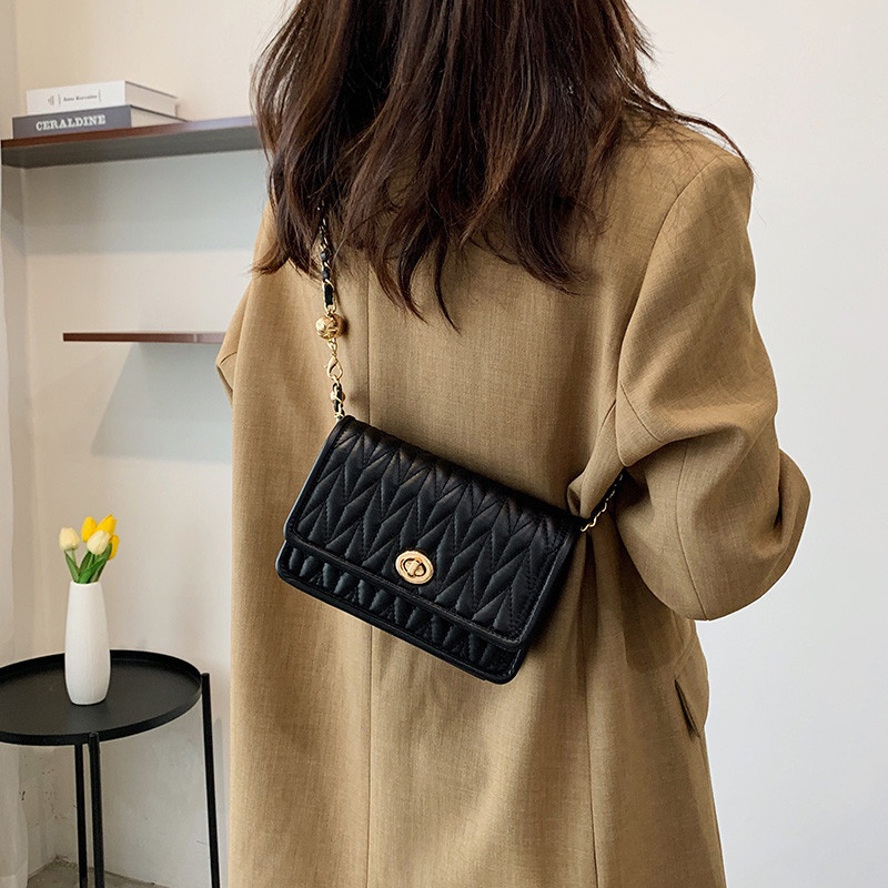 Túi Xách Đeo Vai Kiểu Vuông Nhỏ Thêu Hình Thoi Phối Dây Xích Thời Trang Sành