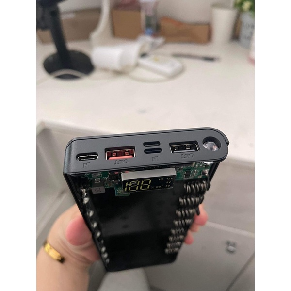 Box sạc dự phòng 8 cell có sạc nhanh