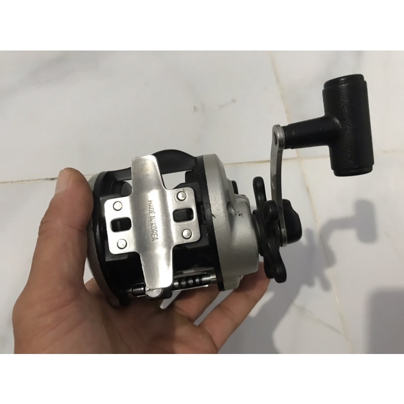 Máy câu lure ngang tay phải Korea