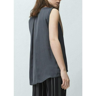 Áo lụa sát nách, cổ tròn cài nút sau MNG