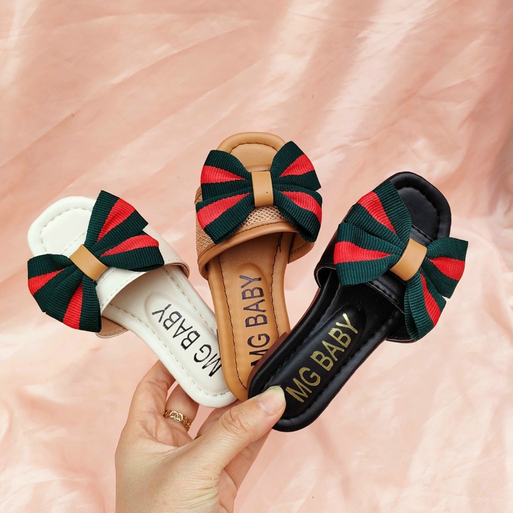 Dép lê chất liệu da cao cấp cho bé gái đính nơ sọc đen đỏ.