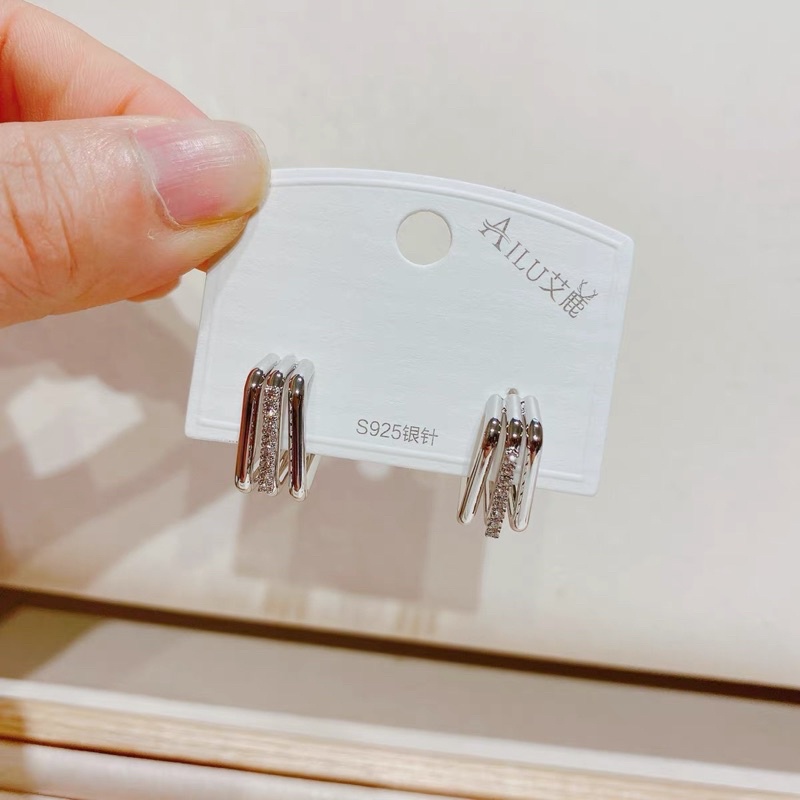 bông tai cạnh vuông nhỏ nhắn, khuyên tai góc cạnh cá tính