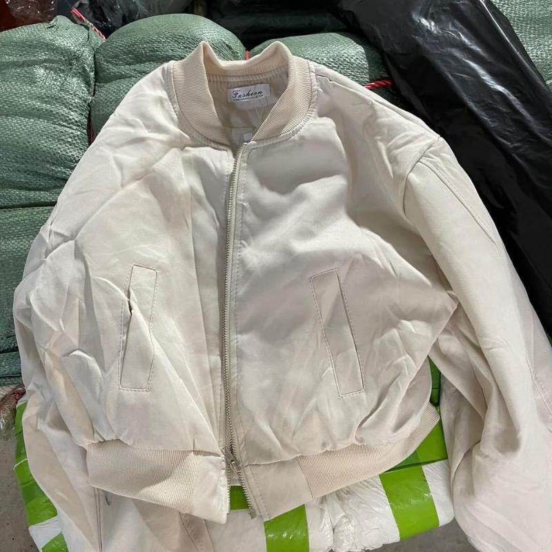 Áo khoác da lộn siêu đẹp, có 2 màu ạ